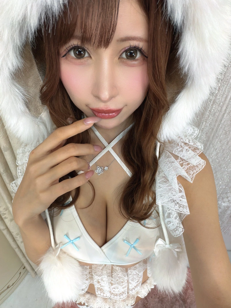 Diễn viên Nhật Miu Arioka bikini sexy khoác lông