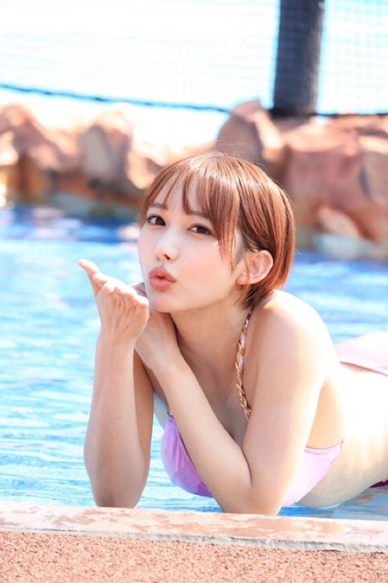 Diễn viên Nhật Mizuki Yayoi bikini sexy đi bơi