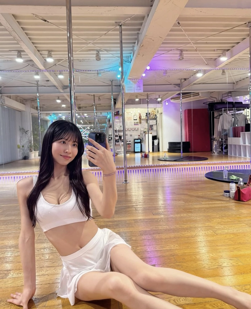 Diễn viên Nhật Sakura Momo bikini sexy tập nhảy