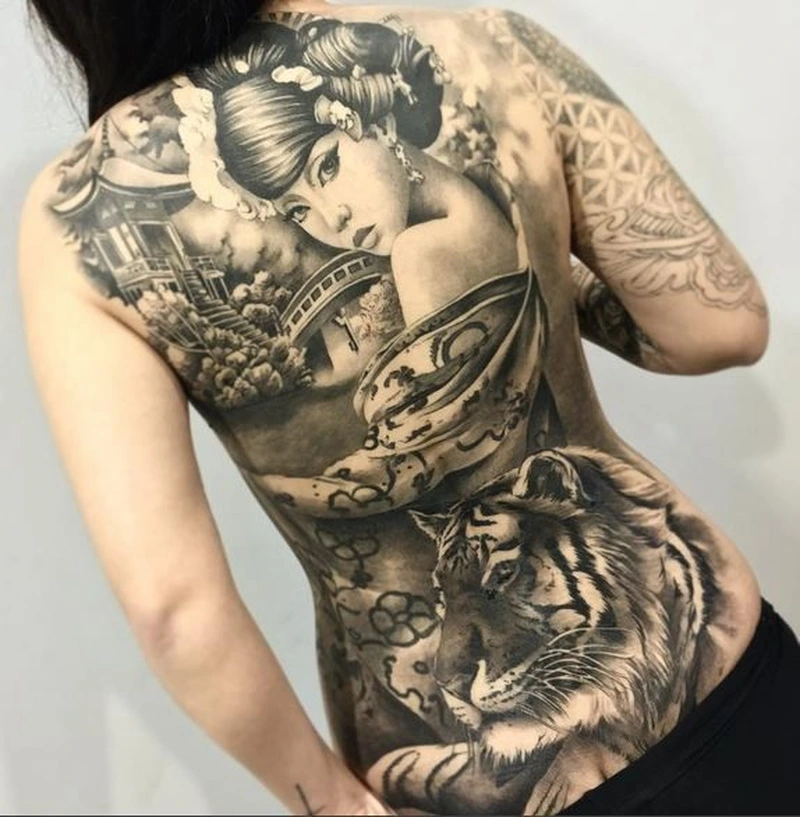 Đường nét tinh tế tạo sức hút riêng cho hình xăm full lưng nữ