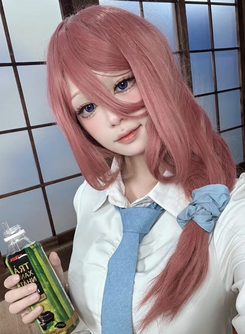 Gái anime dễ thương phong cách Miku Nakano nổi bật