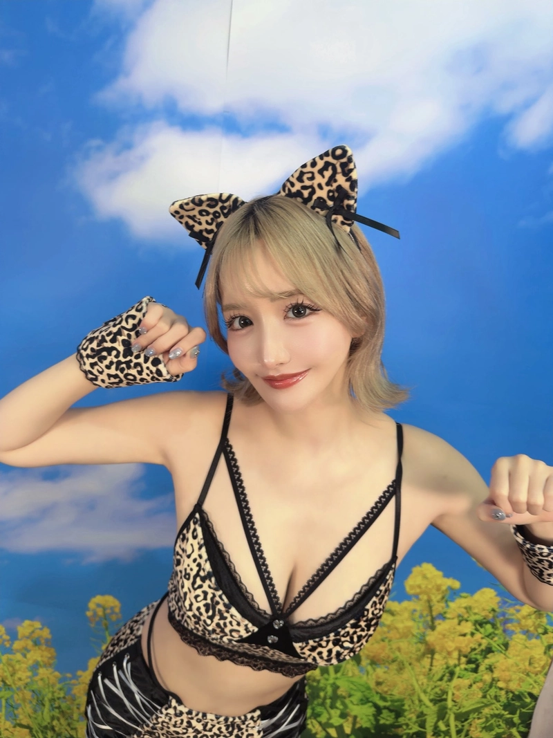 Gái đẹp Nhật Sarina Momonaga da beo