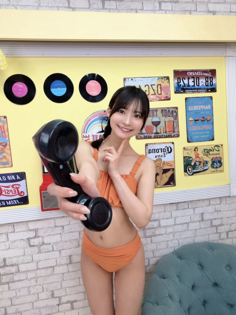 Gái xinh Natsu Tojo bikini sexy màu cam