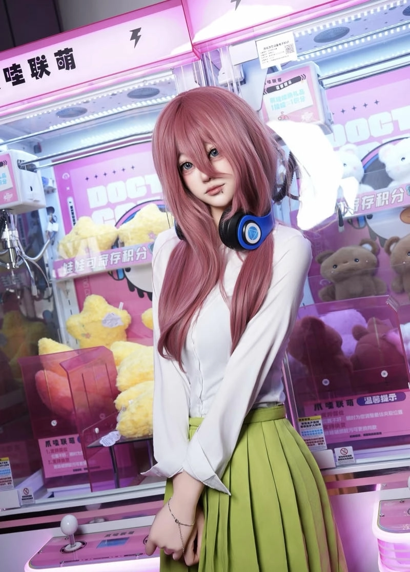 Gái xinh hóa thân nhân vật anime Miku Nakano cosplay