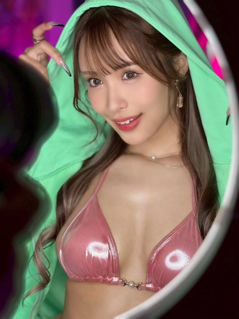 Hình Mitsuri Nagahama bikini sexy trong gương