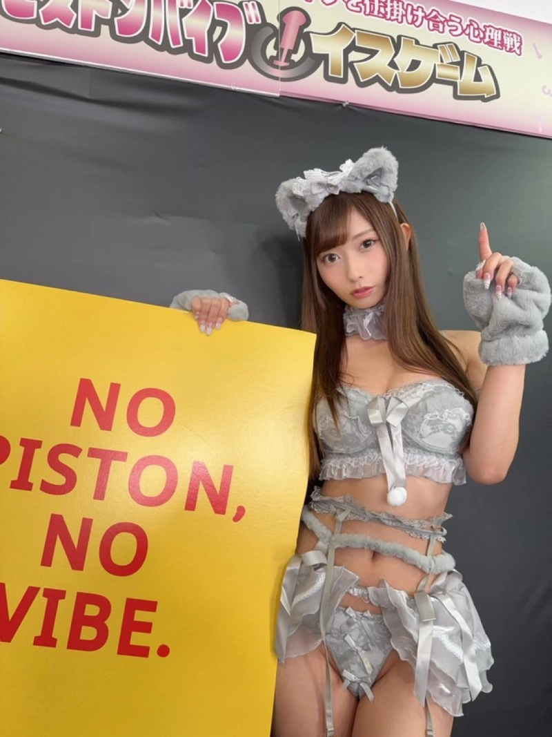Hình Miyu Aizawa bikini sexy mèo xám