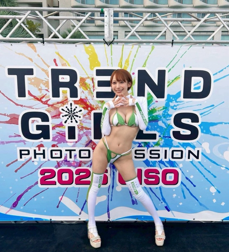 Hình Mizuki Yayoi bikini sexy đi sự kiện