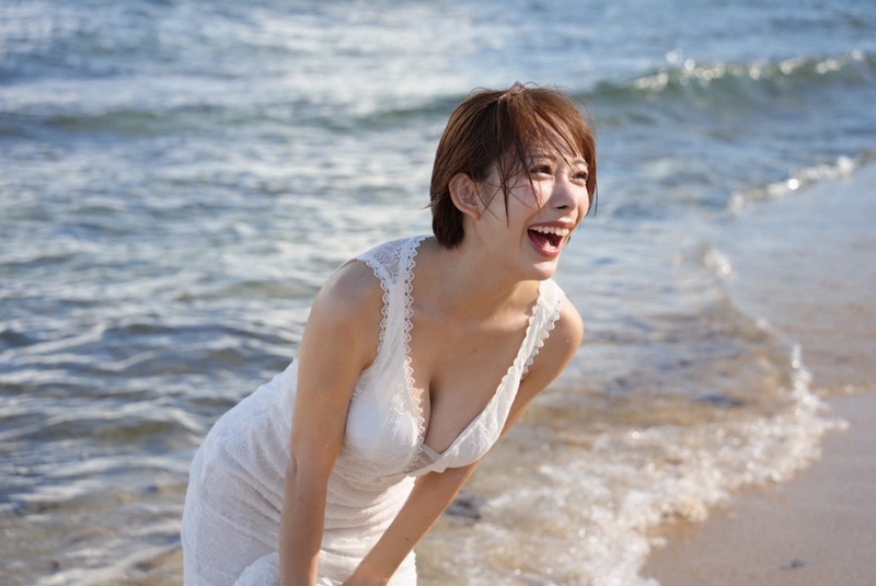 Hình Mizuki Yayoi bikini sexy dưới ánh nắng ở biển