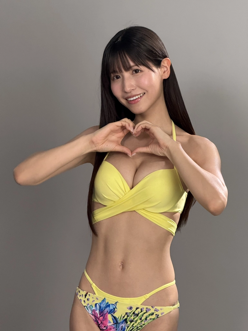 Hình Sakura Momo bikini sexy thả tim