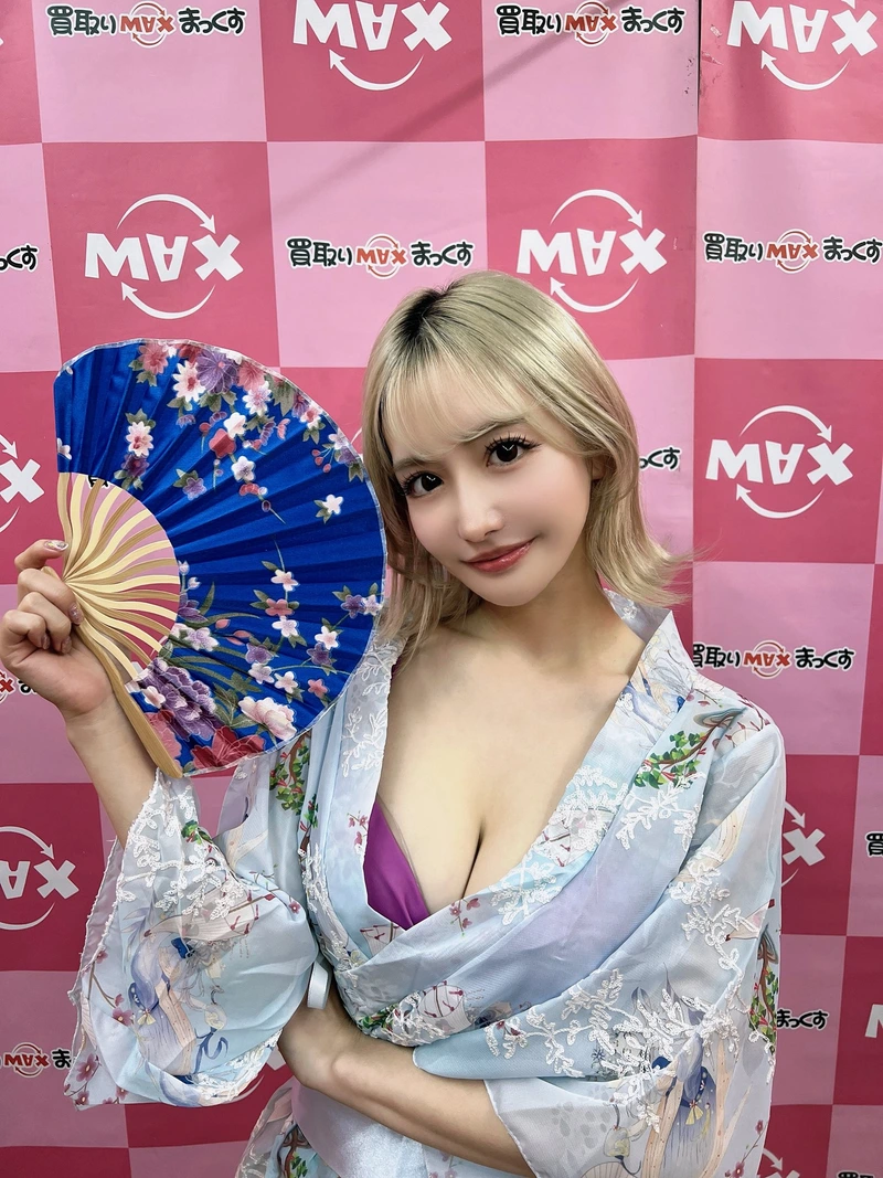 Hình Sarina Momonaga bikini sexy cầm quạt