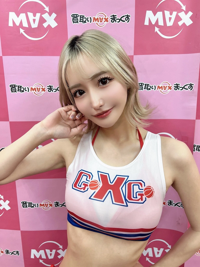 Hình Sarina Momonaga bikini sexy dự sự kiện