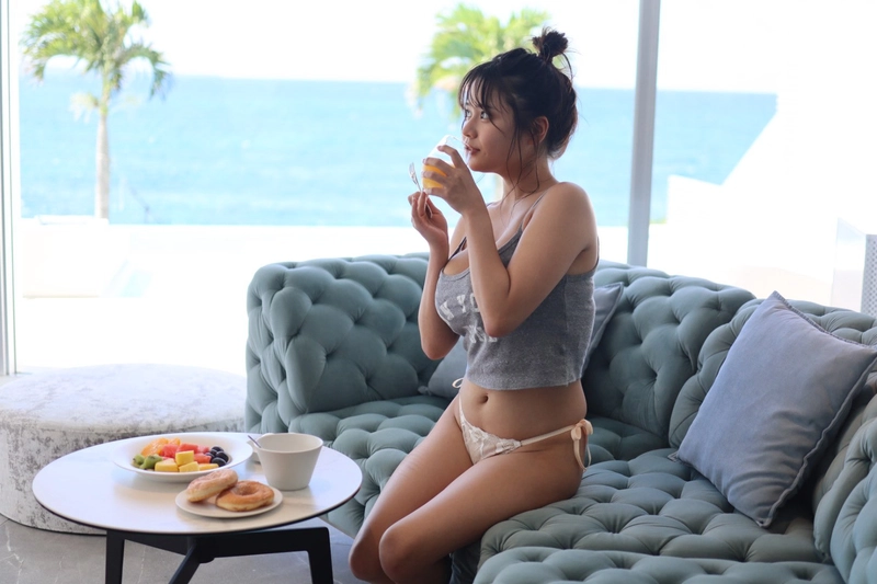 Hình Tano Yu bikini sexy trong phòng nghỉ