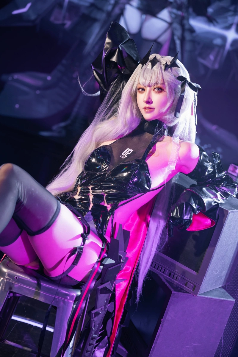 Hình ảnh Luisa cosplay với ánh mắt gợi cảm cuốn hút