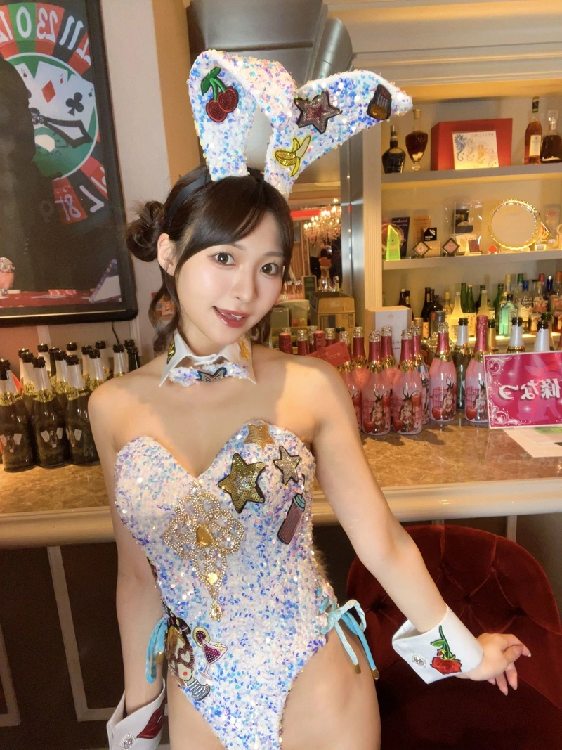 Hình ảnh Natsu Tojo bikini sexy tai thỏ dài