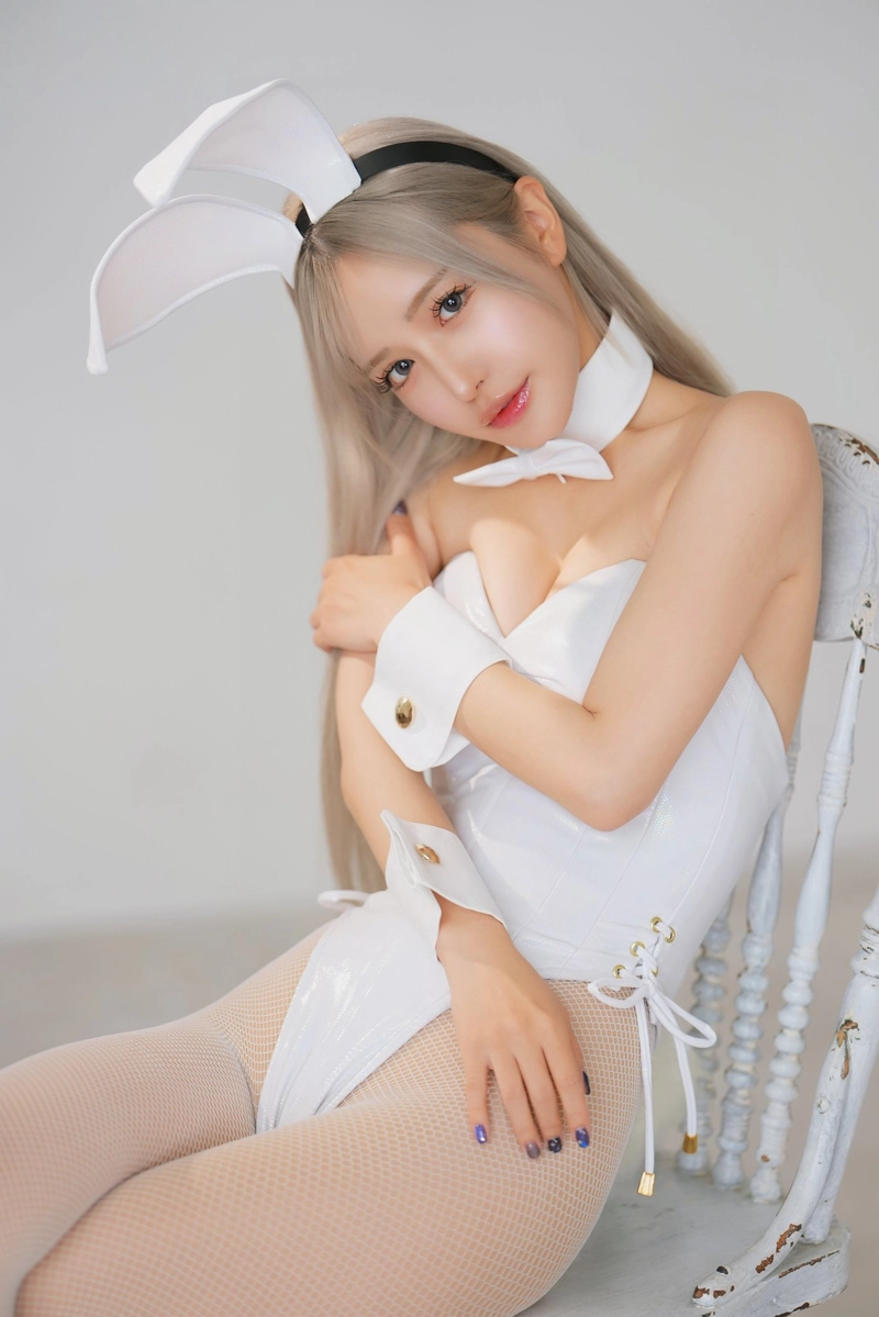Hình ảnh Sarina Momonaga bikini sexy làm thỏ trắng