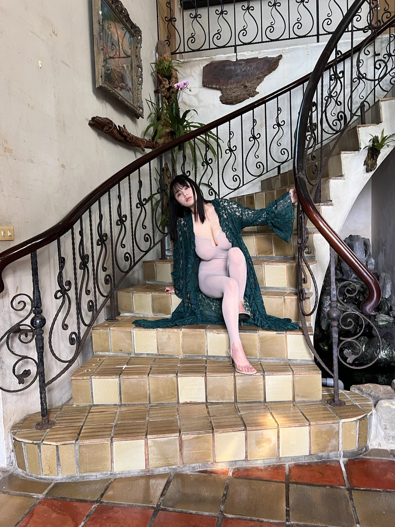 Hình ảnh Tano Yu bikini sexy ở cầu thang