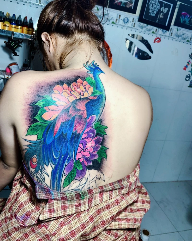 Hình ảnh tattoo lưng nữ với thiết kế tinh tế nổi bật