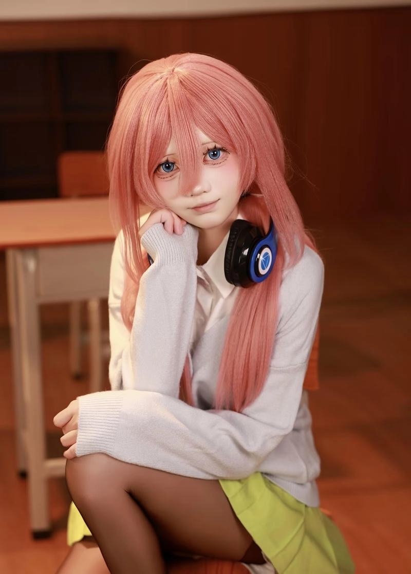 Hình đời thường với ảnh miku nakano cosplay nhẹ nhàng
