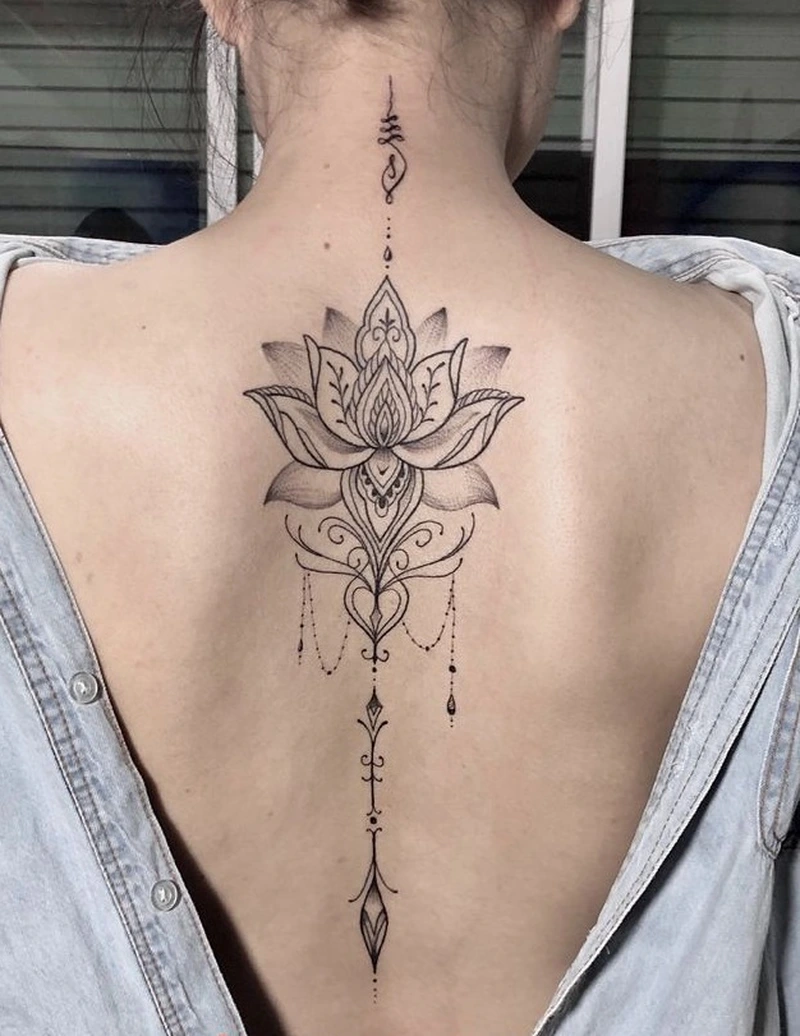 Hình xăm lưng nữ tạo điểm nhấn nổi bật cho phong cách riêng