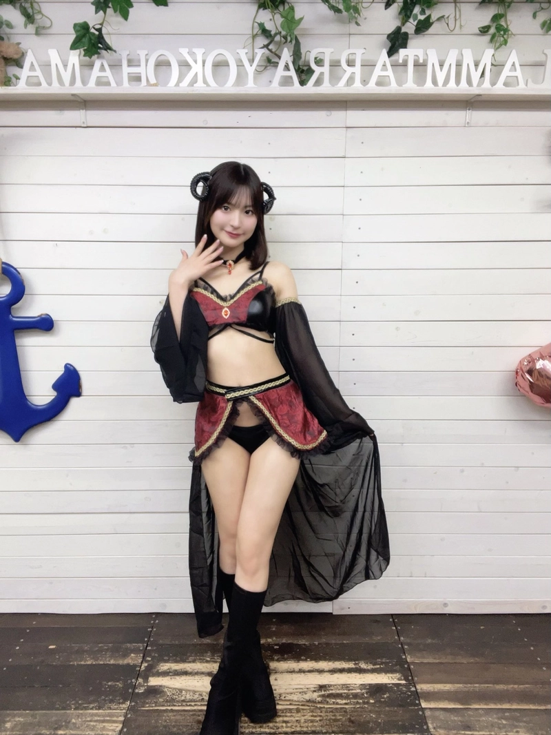 Hot girl Natsu Tojo bikini sexy áo choàng đen