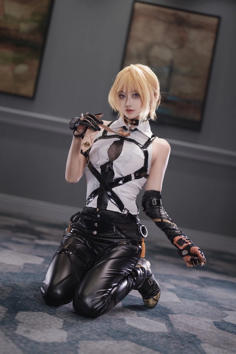Luisa cosplay tạo cảm giác trưởng thành đầy mê hoặc