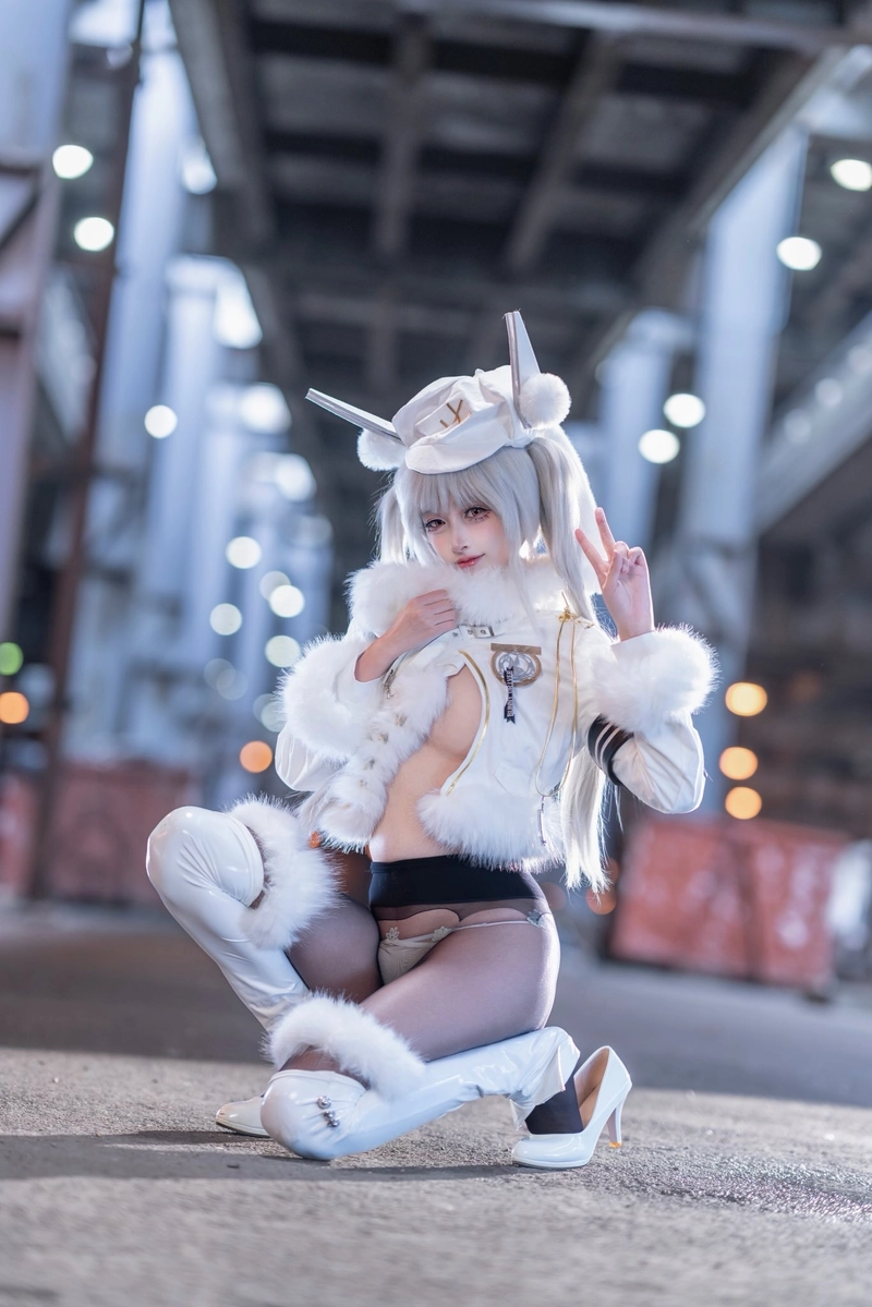 Luisa cosplay với vẻ đẹp sexy nhưng thanh lịch