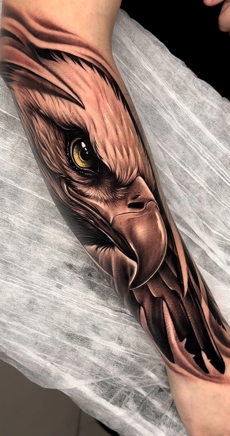 Nét mực đen trắng giúp tattoo tay nam thêm phần mạnh mẽ