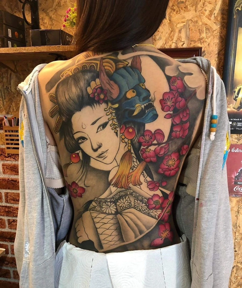 Nghệ thuật tattoo kín lưng nữ thể hiện dấu ấn riêng biệt