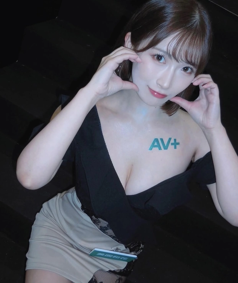 Người mẫu Nhật Misono Waka bikini sexy thả tim