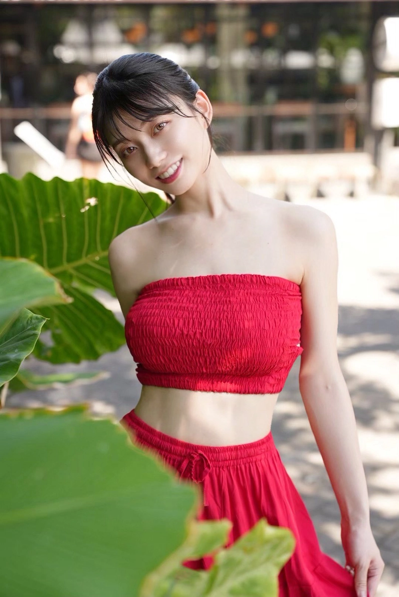 Người mẫu Seto Kanna bikini sexy đỏ chói