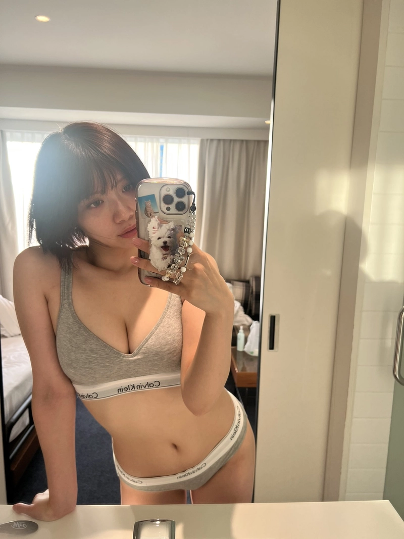Nozomi Ishihara bikini sexy chụp trước gương