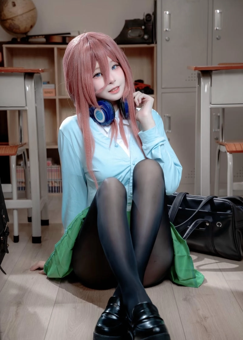Nữ coser tái hiện Miku Nakano trong ảnh cosplay đẹp