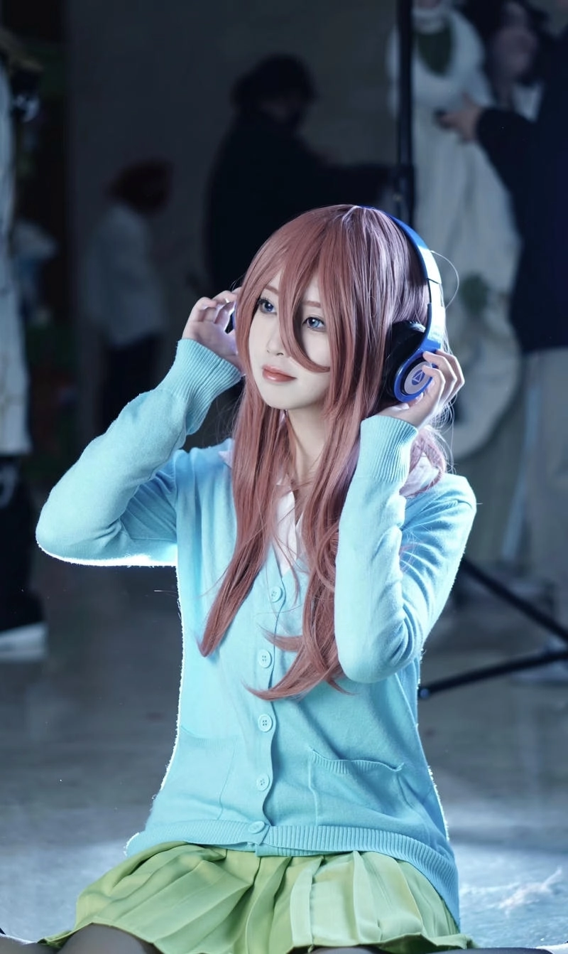 Nữ coser với trang phục anime tạo hình Nakano cuốn hút