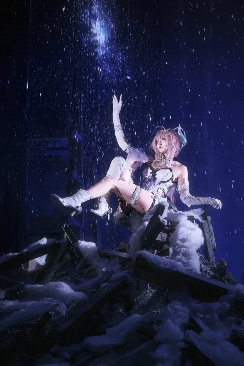 Nữ cosplay mang phong cách gợi cảm qua Luisa cosplay