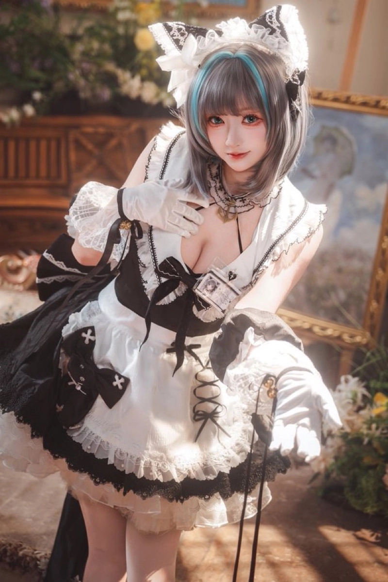 Nữ cosplayer Luisa cosplay cùng ánh mắt đầy mê hoặc