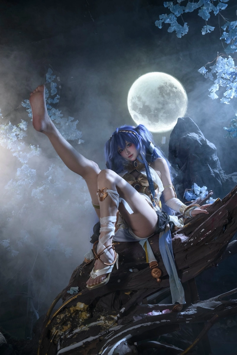 Nữ cosplayer mặc đồ ôm sát kiểu Luisa cosplay