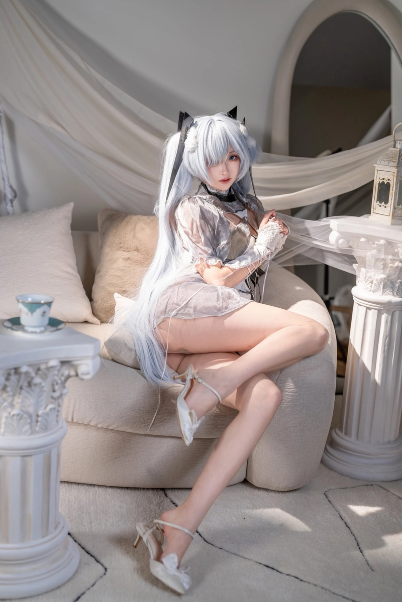 Nữ cosplayer tạo dáng quyến rũ cùng Luisa cosplay