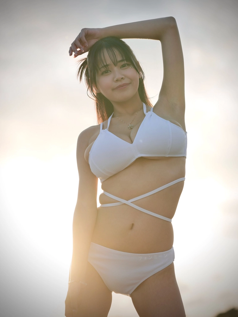 Tano Yu bikini sexy trước ánh nắng