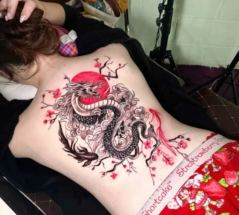 Tattoo nữ kín lưng mang phong cách nghệ thuật đầy ấn tượng