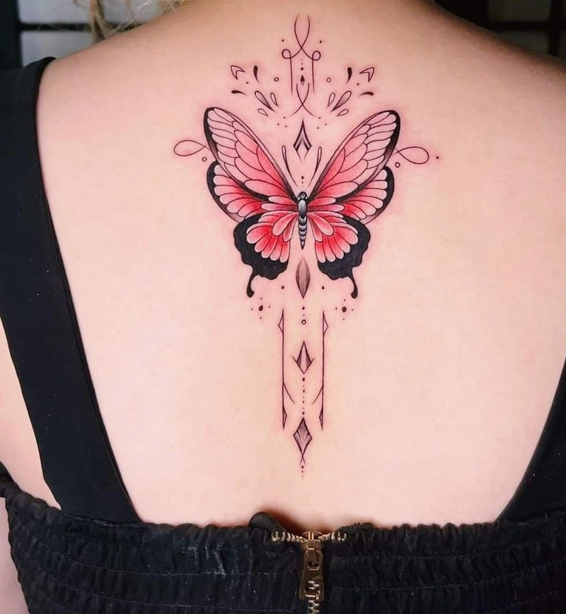 Thiết kế tattoo lưng nữ mang phong cách nhẹ nhàng cuốn hút