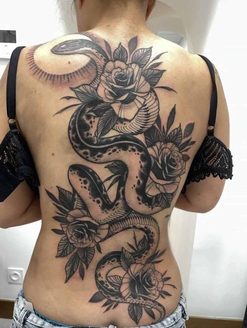 Thưởng thức nghệ thuật tattoo đầy cuốn hút hình xăm full lưng nữ