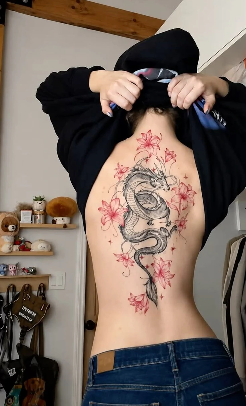 Thưởng thức vẻ đẹp tattoo hiện đại của hình xăm lưng nữ