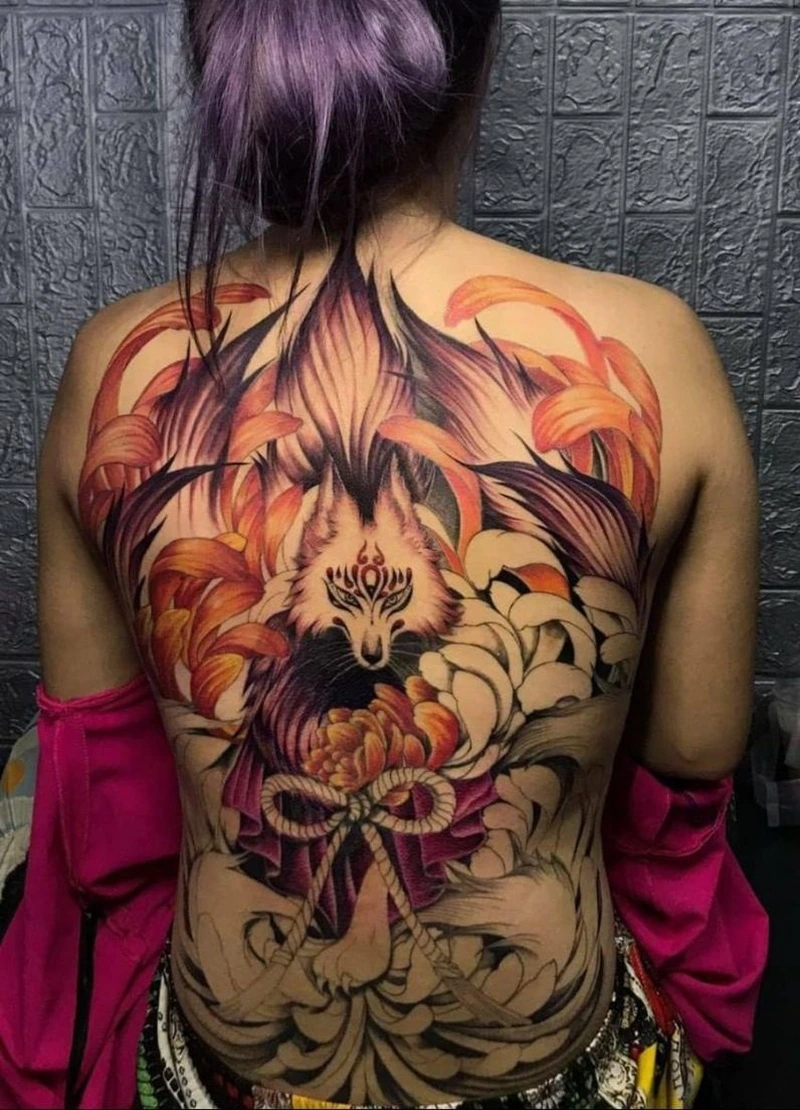 Vẻ đẹp của nghệ thuật tattoo thể hiện qua hình xăm full lưng nữ