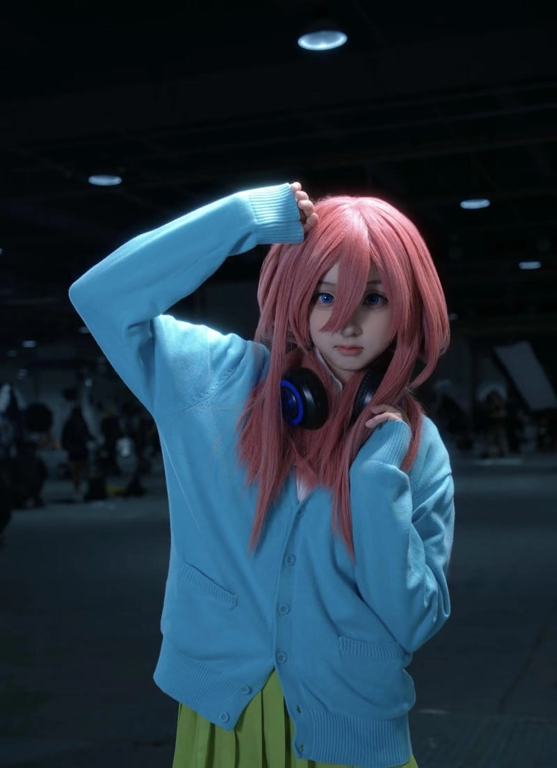 Visual anime nữ đáng yêu theo phong cách Nakano cosplay
