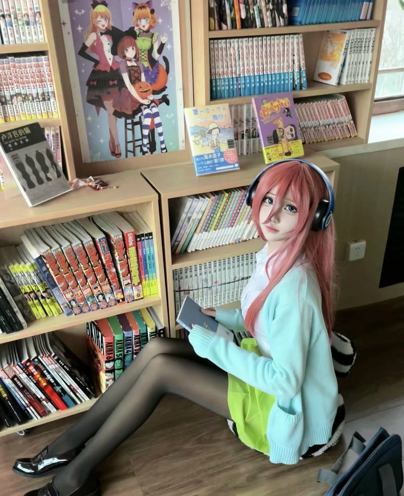 Visual cuốn hút trong ảnh miku nakano cosplay đáng yêu