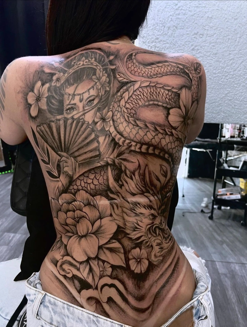 Xăm hình nghệ thuật full lưng nữ dành cho người mê tattoo