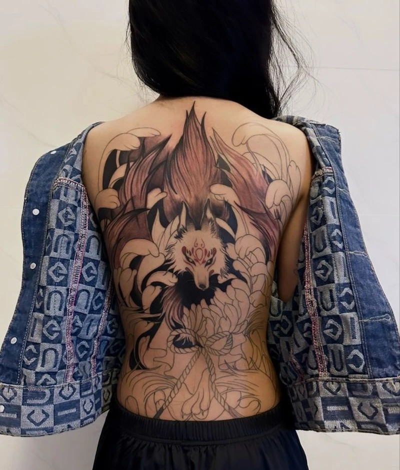 Xăm hình nghệ thuật kín lưng dành cho người yêu tattoo đẹp
