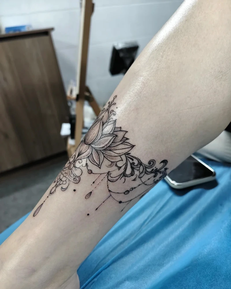 hình xăm bắp chân nữ cá tính cuốn hút