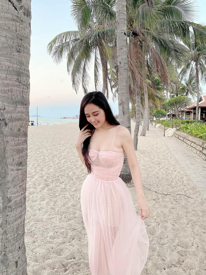 Ảnh Mai Phương Thúy rạng rỡ gợi cảm
