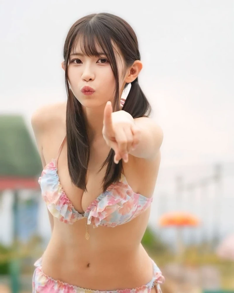 Aoi Ibuki bikini căng tròn khoe vòng ba gợi dục